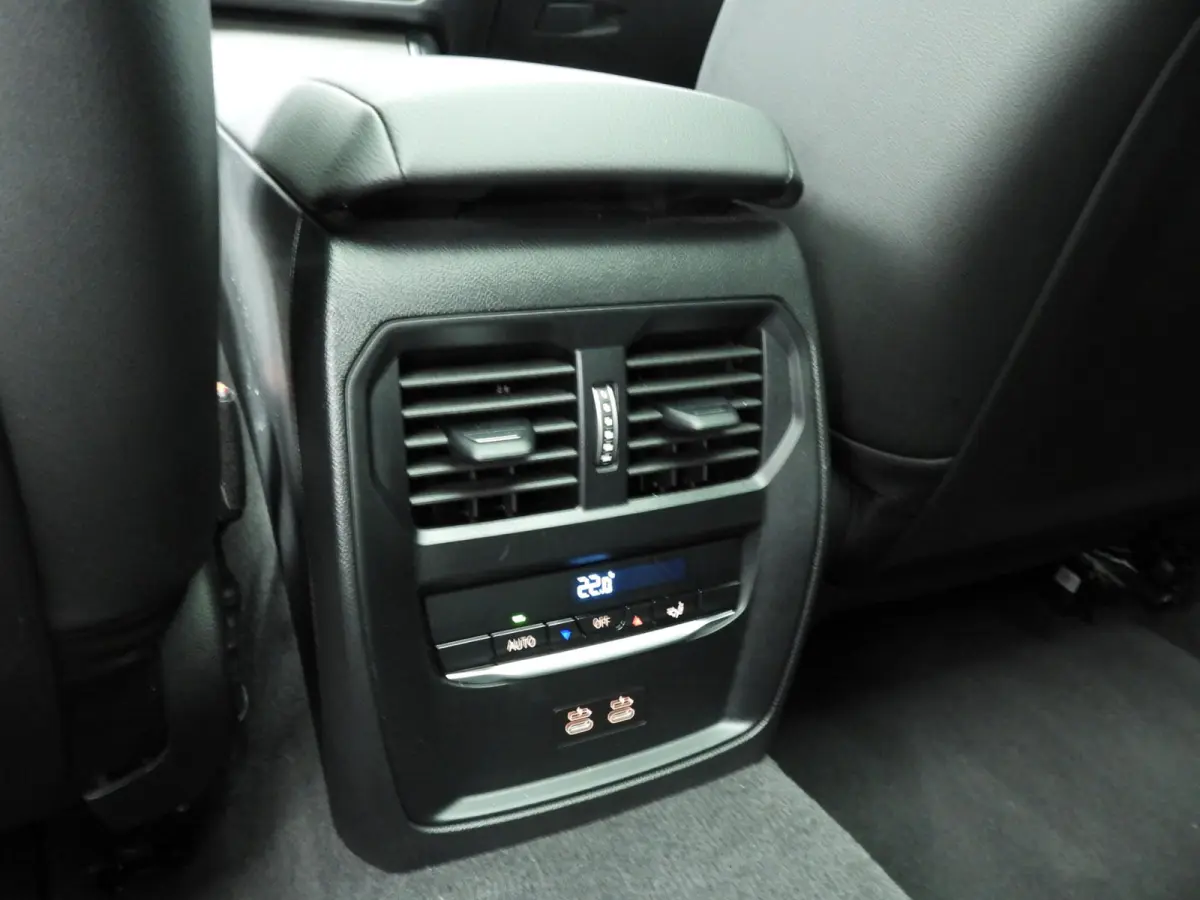 330e | M-Sportpakket | LED | Navigatie | Panoramadak | Sportstoelen | Stoelverwarming | DAB | Alu 18 inch