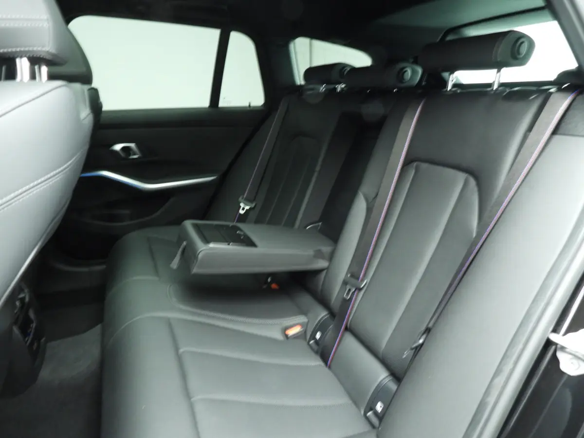 330e | M-Sportpakket | LED | Navigatie | Panoramadak | Sportstoelen | Stoelverwarming | DAB | Alu 18 inch
