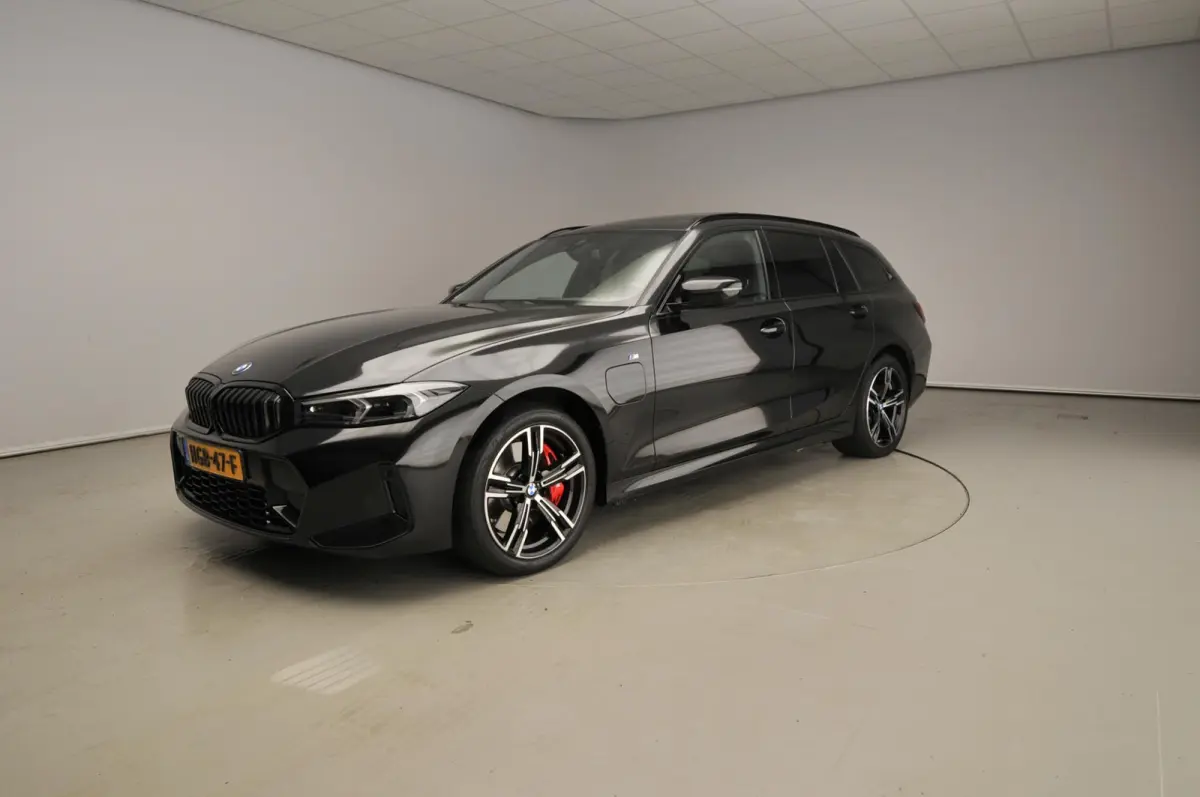330e | M-Sportpakket | LED | Navigatie | Panoramadak | Sportstoelen | Stoelverwarming | DAB | Alu 18 inch