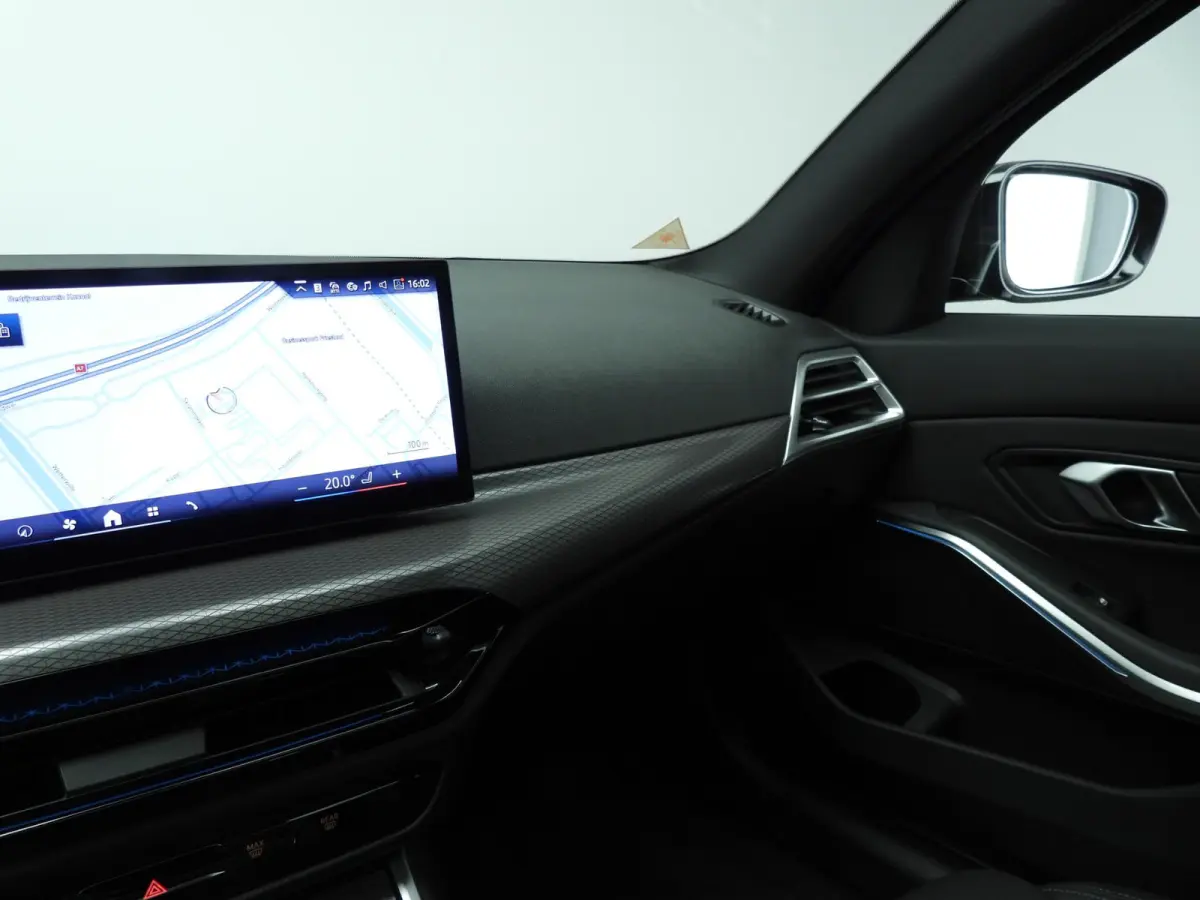 330e | M-Sportpakket | LED | Navigatie | Panoramadak | Sportstoelen | Stoelverwarming | DAB | Alu 18 inch