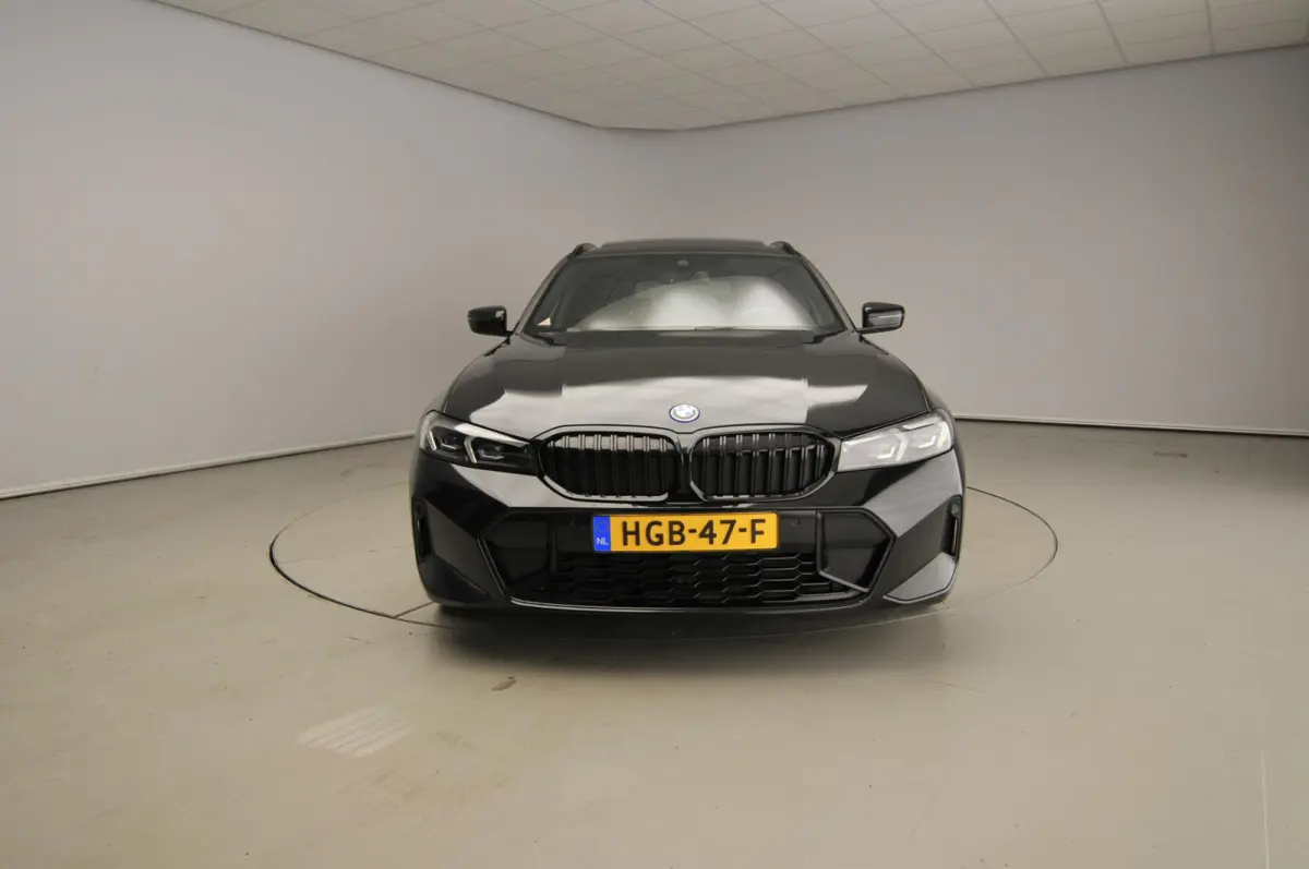 330e | M-Sportpakket | LED | Navigatie | Panoramadak | Sportstoelen | Stoelverwarming | DAB | Alu 18 inch