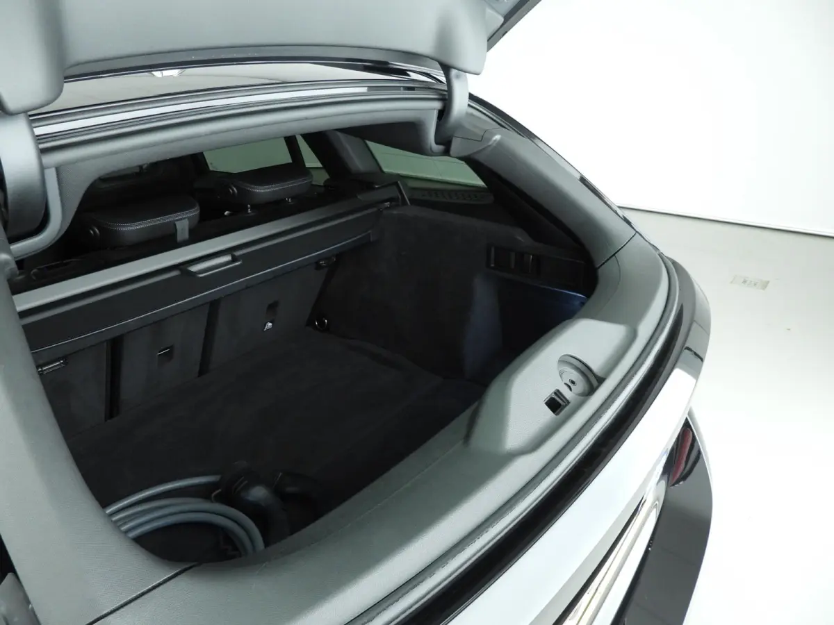 330e | M-Sportpakket | LED | Navigatie | Panoramadak | Sportstoelen | Stoelverwarming | DAB | Alu 18 inch