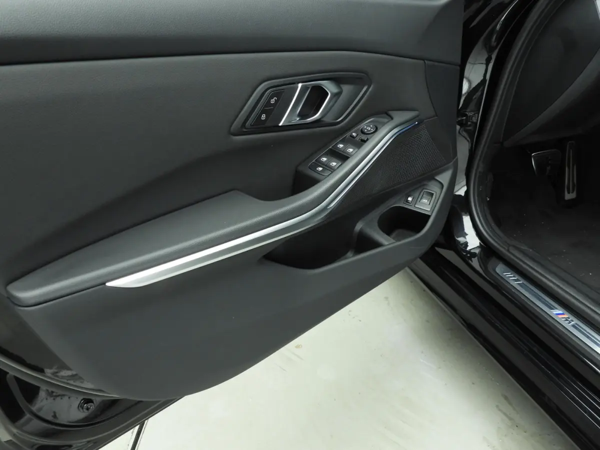 330e | M-Sportpakket | LED | Navigatie | Panoramadak | Sportstoelen | Stoelverwarming | DAB | Alu 18 inch