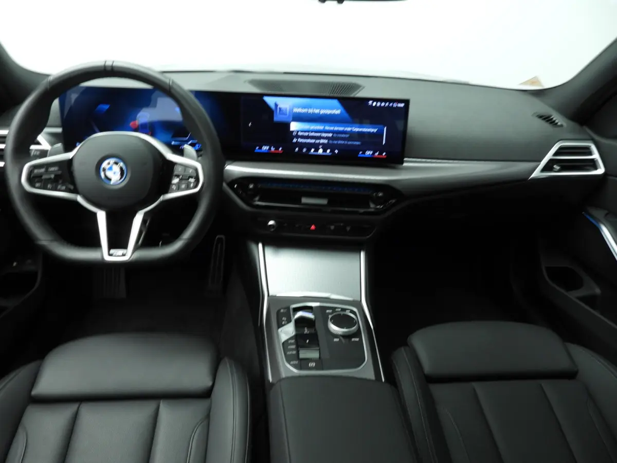 330e | M-Sportpakket | LED | Navigatie | Panoramadak | Sportstoelen | Stoelverwarming | DAB | Alu 18 inch