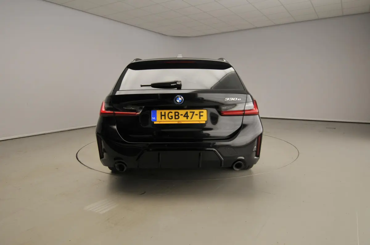 330e | M-Sportpakket | LED | Navigatie | Panoramadak | Sportstoelen | Stoelverwarming | DAB | Alu 18 inch