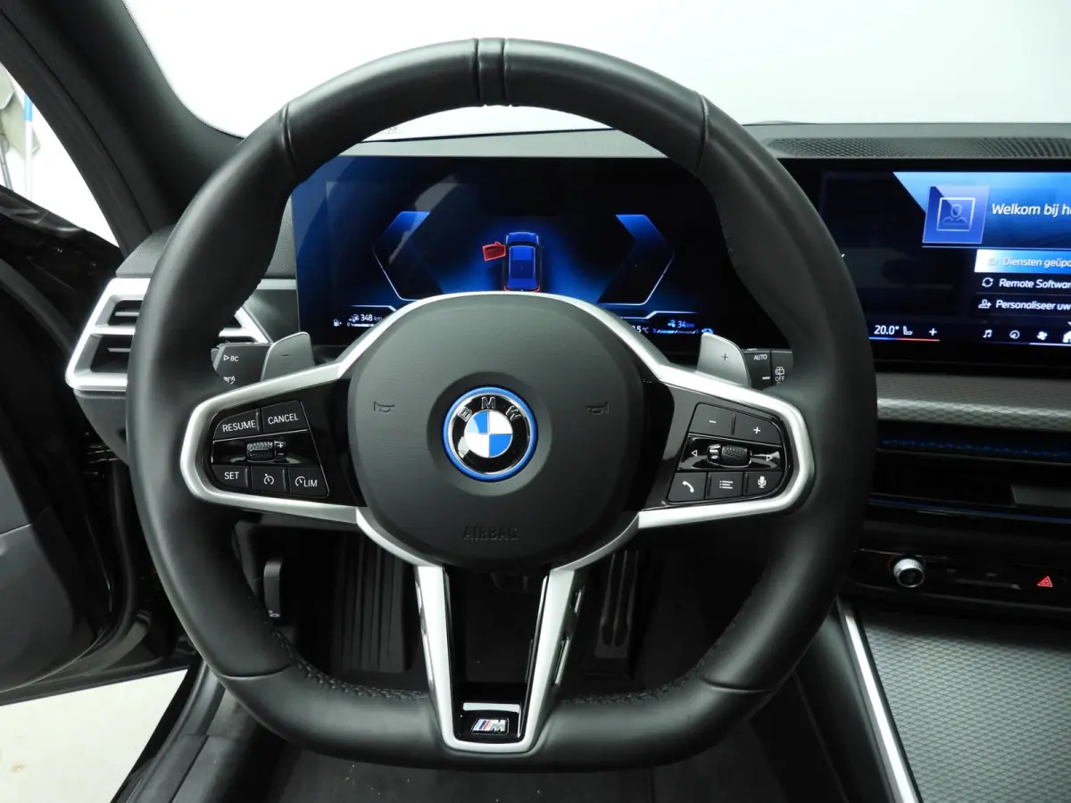 330e | M-Sportpakket | LED | Navigatie | Panoramadak | Sportstoelen | Stoelverwarming | DAB | Alu 18 inch