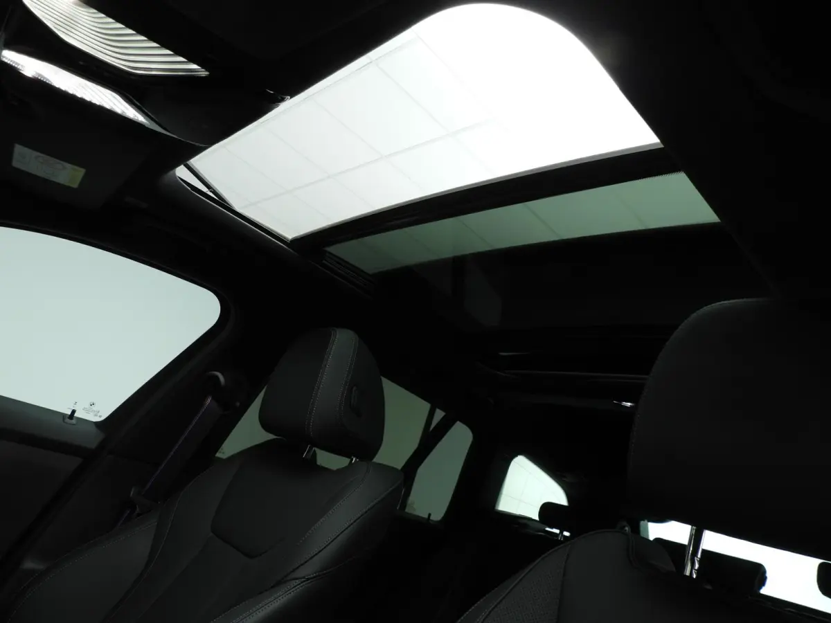 330e | M-Sportpakket | LED | Navigatie | Panoramadak | Sportstoelen | Stoelverwarming | DAB | Alu 18 inch