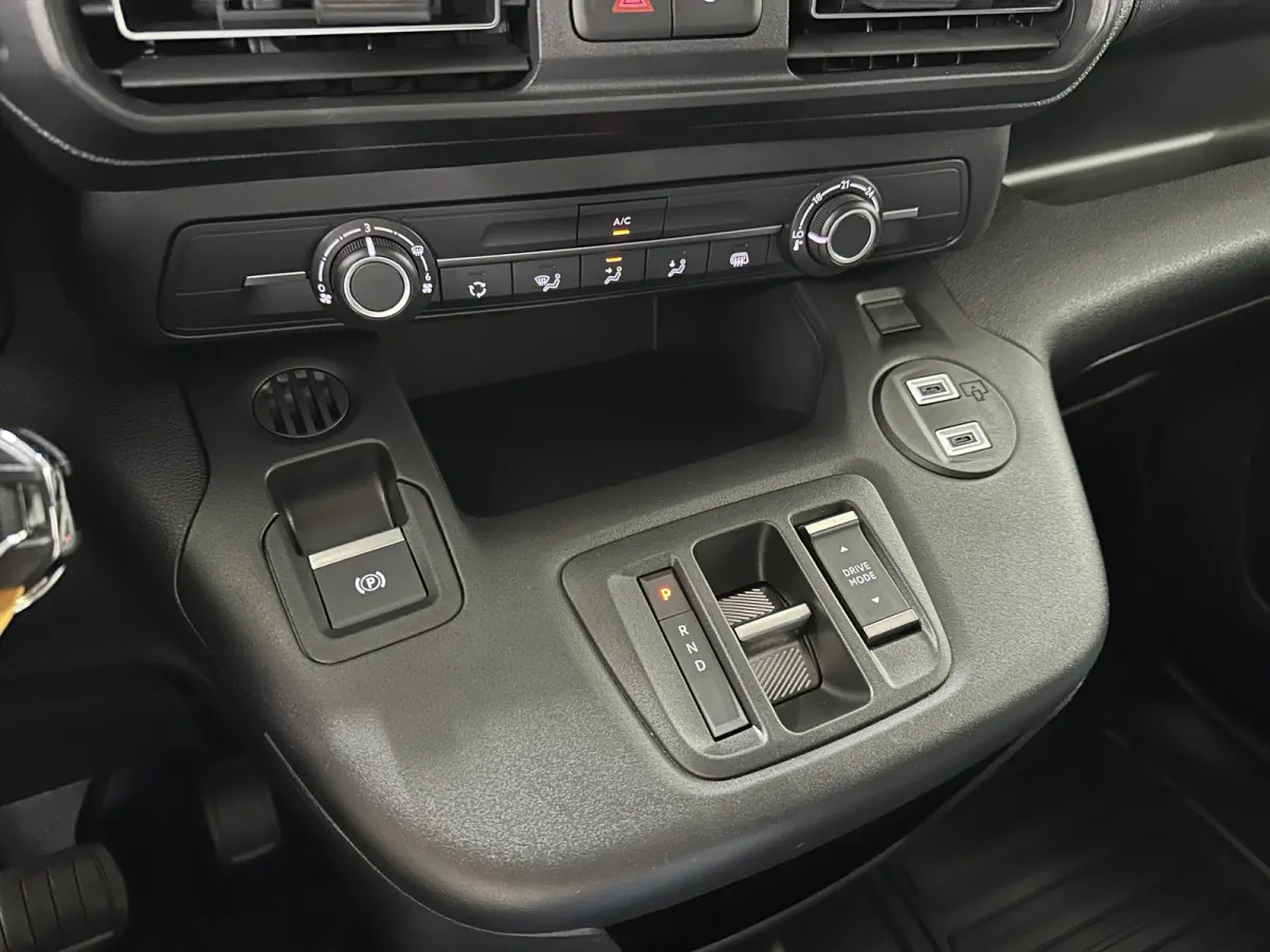Challenger (L2) 50 kWh 136pk | 3pers. | Laadvloer | 3-fase(11kw) | Multimediascherm groot |