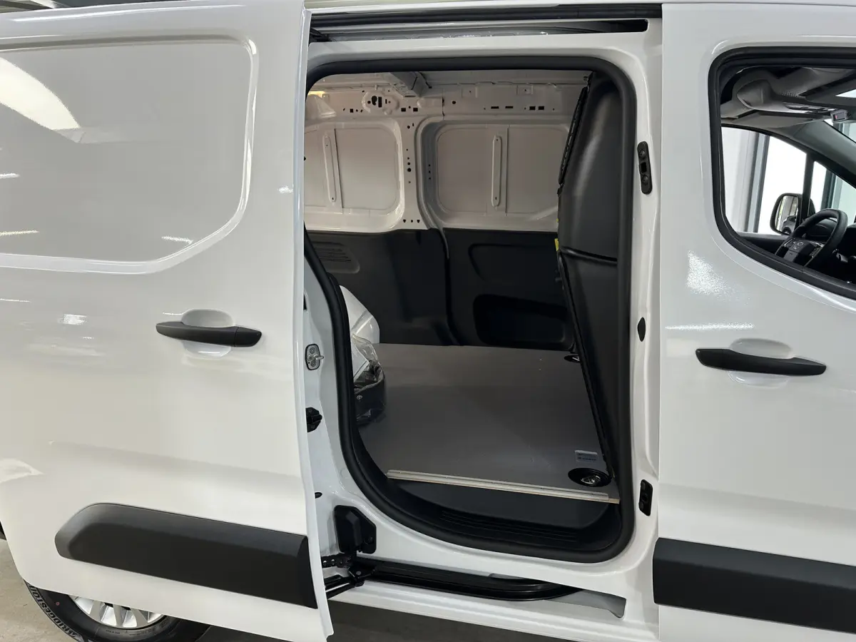 Challenger (L2) 50 kWh 136pk | 3pers. | Laadvloer | 3-fase(11kw) | Multimediascherm groot |