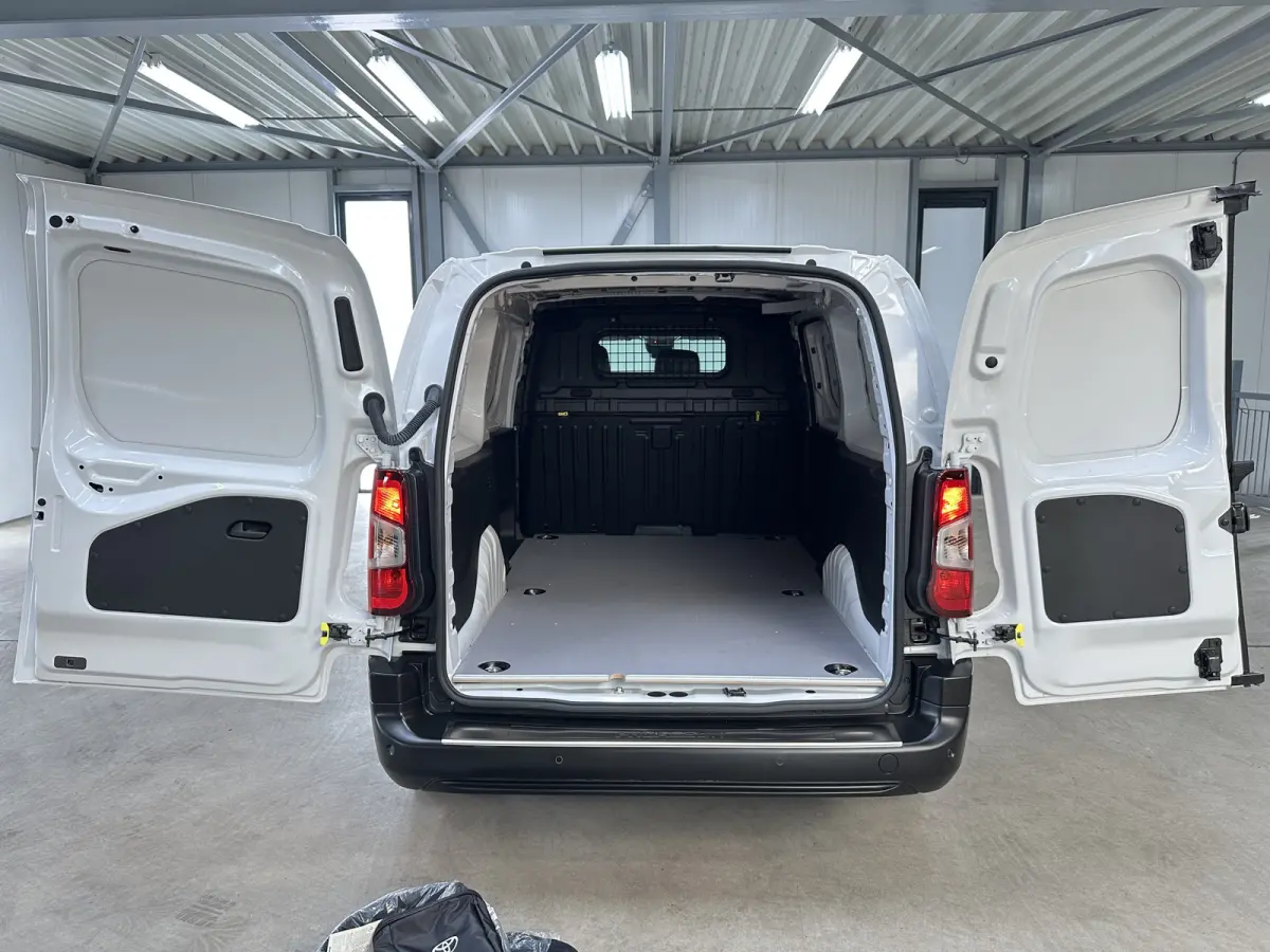 Challenger (L2) 50 kWh 136pk | 3pers. | Laadvloer | 3-fase(11kw) | Multimediascherm groot |