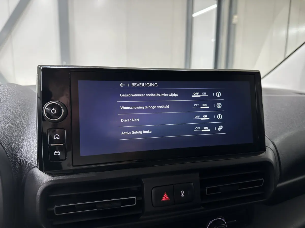 Challenger (L2) 50 kWh 136pk | 3pers. | Laadvloer | 3-fase(11kw) | Multimediascherm groot |