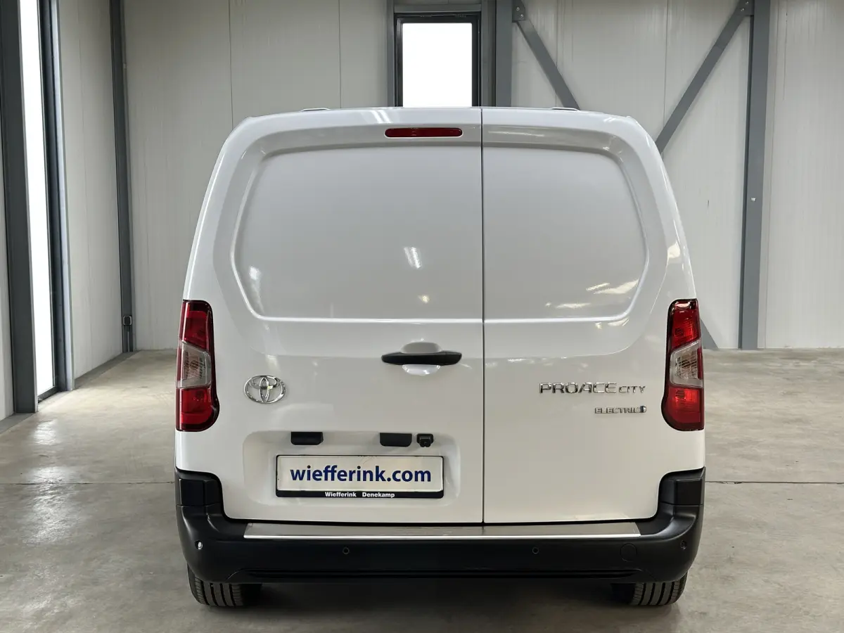Challenger (L2) 50 kWh 136pk | 3pers. | Laadvloer | 3-fase(11kw) | Multimediascherm groot |