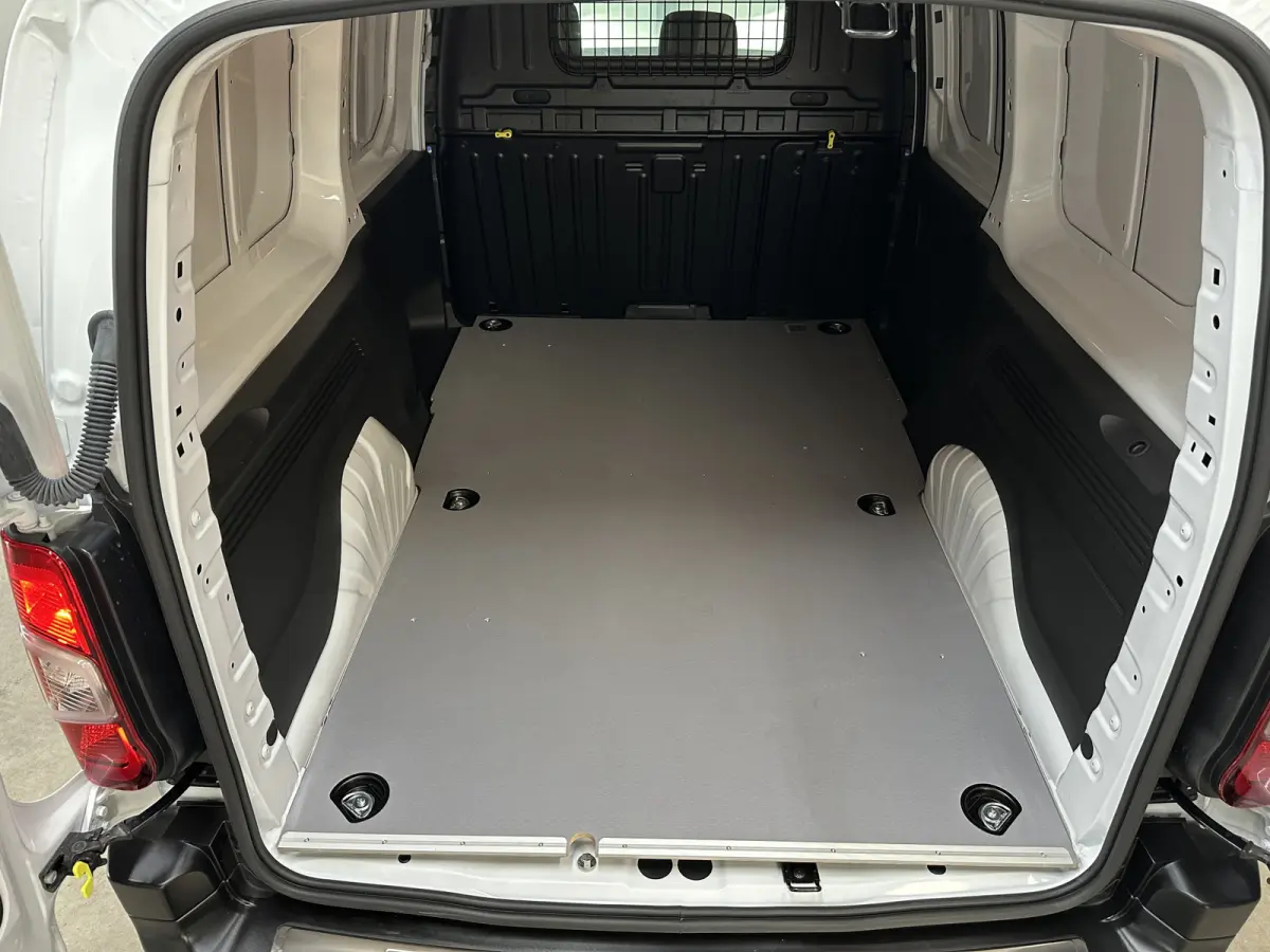 Challenger (L2) 50 kWh 136pk | 3pers. | Laadvloer | 3-fase(11kw) | Multimediascherm groot |