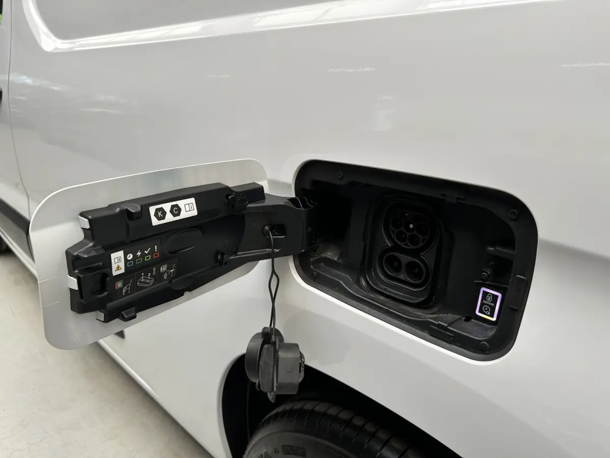 Challenger (L2) 50 kWh 136pk | 3pers. | Laadvloer | 3-fase(11kw) | Multimediascherm groot |