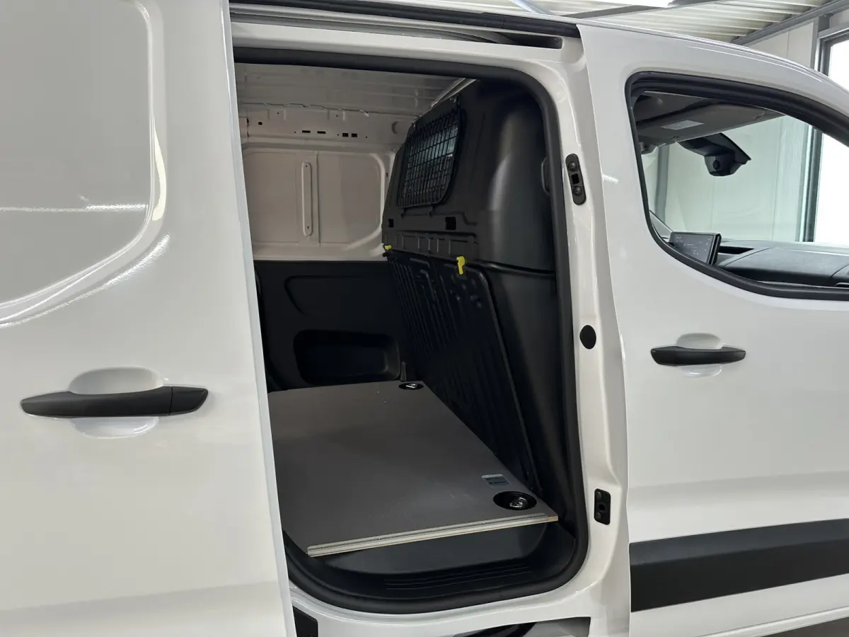 Challenger (L2) 50 kWh 136pk | 3pers. | Laadvloer | 3-fase(11kw) | Multimediascherm groot |