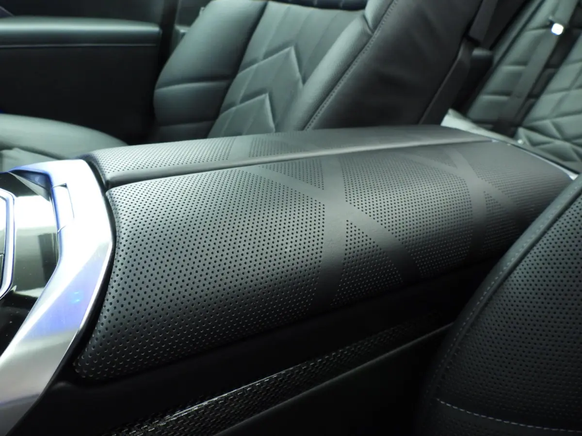 750e xDrive | M-Sportpakket | LED | HUD | Active cruise | Panoramadak | Active steering | Chrome line | DAB | Bowers & Wilkins sound | Alu 20 inch