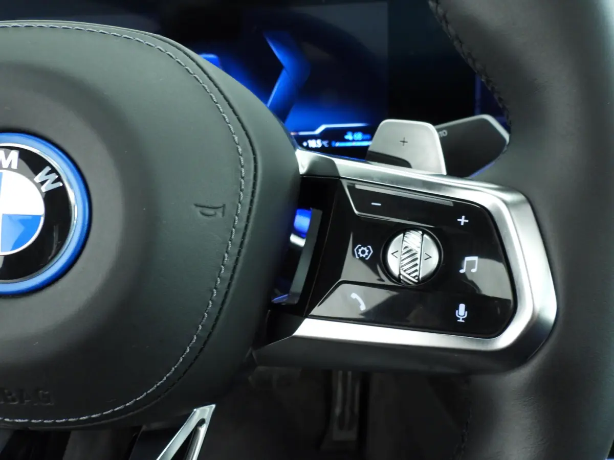750e xDrive | M-Sportpakket | LED | HUD | Active cruise | Panoramadak | Active steering | Chrome line | DAB | Bowers & Wilkins sound | Alu 20 inch