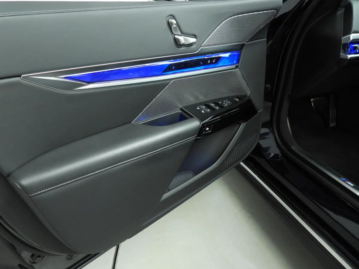 750e xDrive | M-Sportpakket | LED | HUD | Active cruise | Panoramadak | Active steering | Chrome line | DAB | Bowers & Wilkins sound | Alu 20 inch