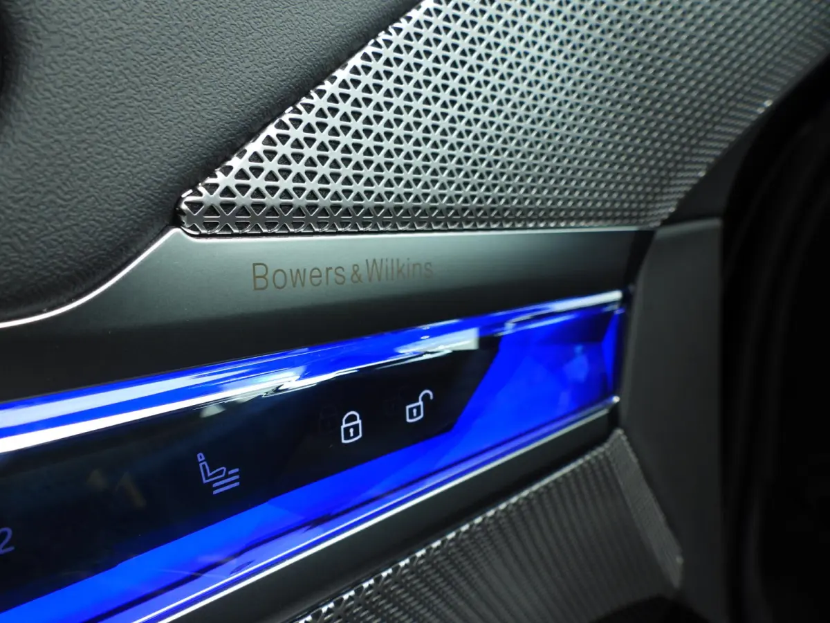 750e xDrive | M-Sportpakket | LED | HUD | Active cruise | Panoramadak | Active steering | Chrome line | DAB | Bowers & Wilkins sound | Alu 20 inch