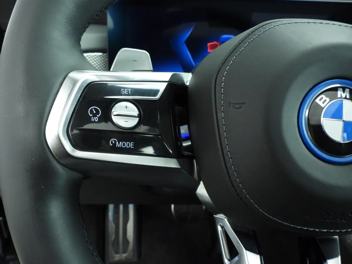 750e xDrive | M-Sportpakket | LED | HUD | Active cruise | Panoramadak | Active steering | Chrome line | DAB | Bowers & Wilkins sound | Alu 20 inch