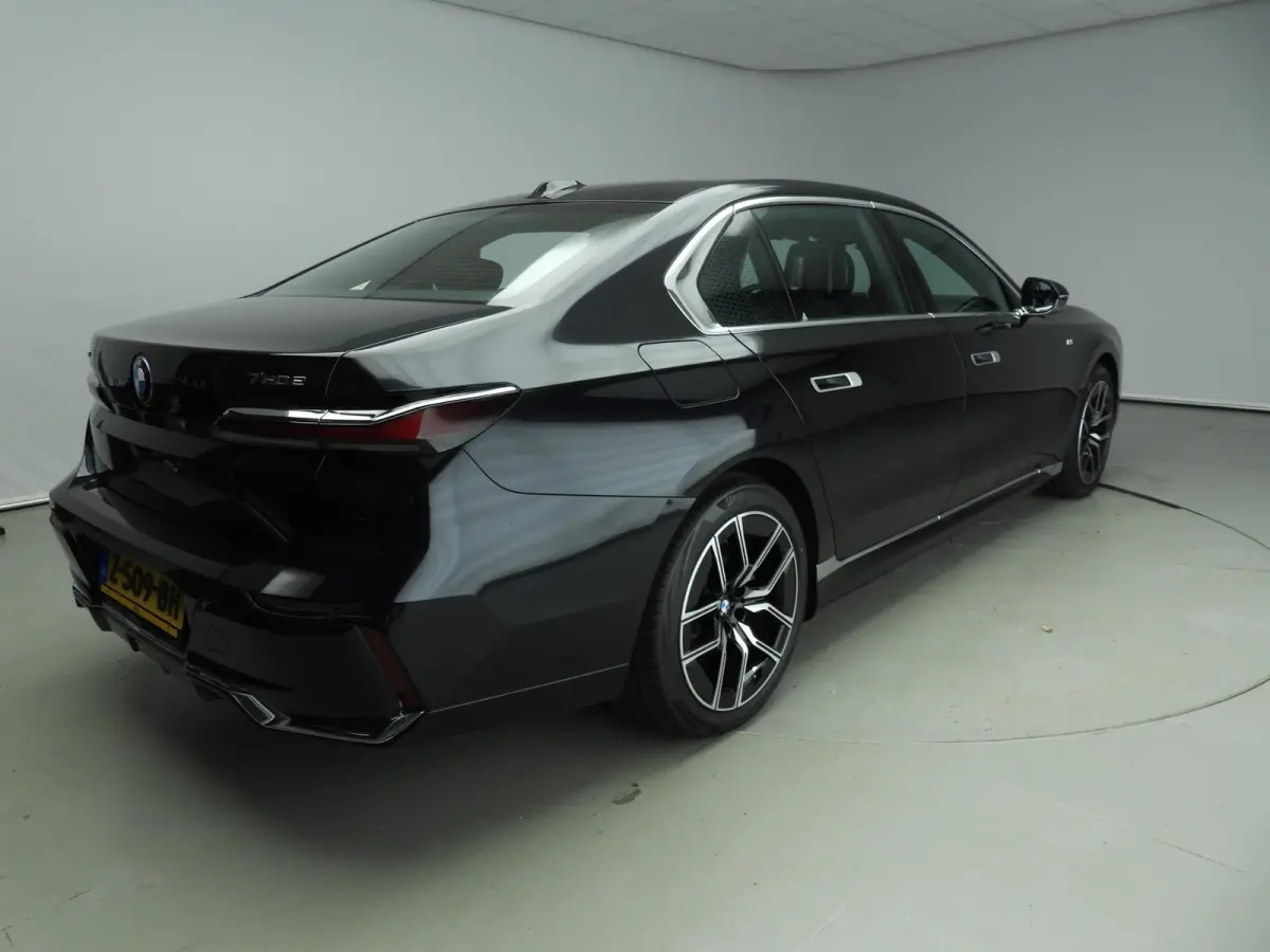 750e xDrive | M-Sportpakket | LED | HUD | Active cruise | Panoramadak | Active steering | Chrome line | DAB | Bowers & Wilkins sound | Alu 20 inch