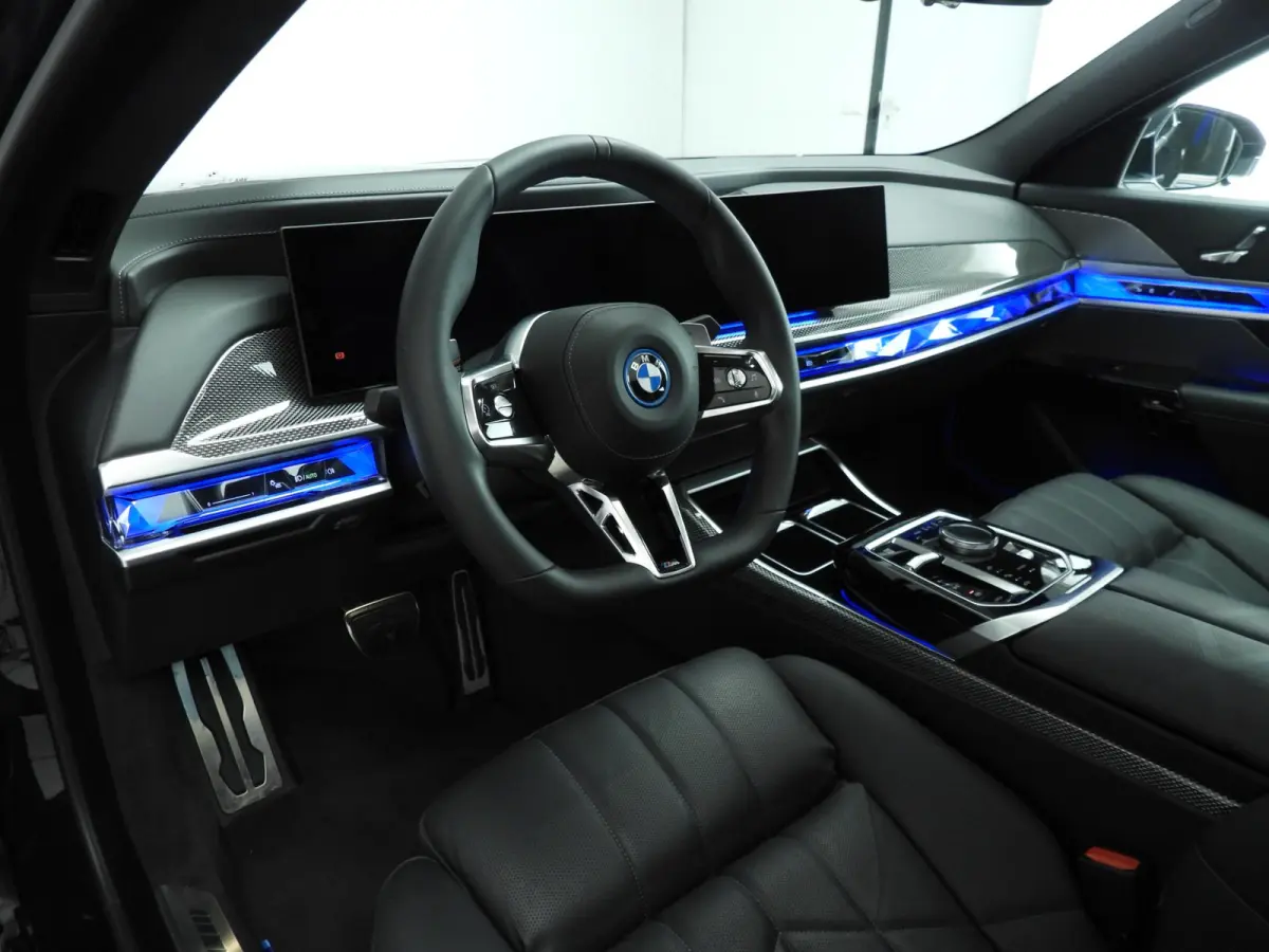 750e xDrive | M-Sportpakket | LED | HUD | Active cruise | Panoramadak | Active steering | Chrome line | DAB | Bowers & Wilkins sound | Alu 20 inch