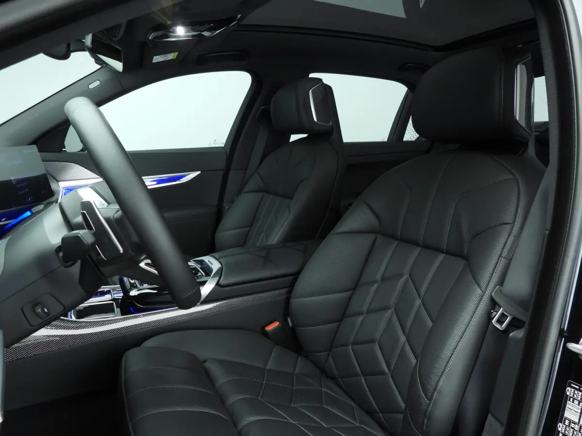 750e xDrive | M-Sportpakket | LED | HUD | Active cruise | Panoramadak | Active steering | Chrome line | DAB | Bowers & Wilkins sound | Alu 20 inch