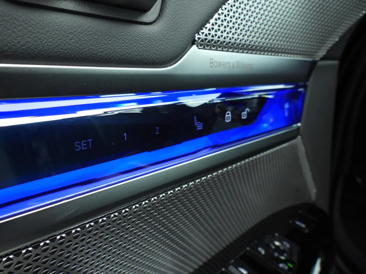 750e xDrive | M-Sportpakket | LED | HUD | Active cruise | Panoramadak | Active steering | Chrome line | DAB | Bowers & Wilkins sound | Alu 20 inch