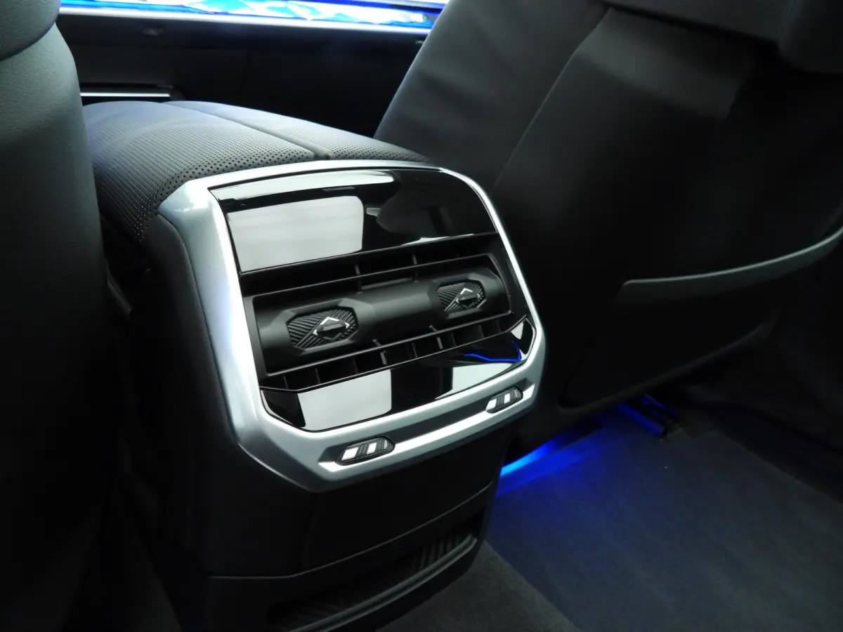 750e xDrive | M-Sportpakket | LED | HUD | Active cruise | Panoramadak | Active steering | Chrome line | DAB | Bowers & Wilkins sound | Alu 20 inch