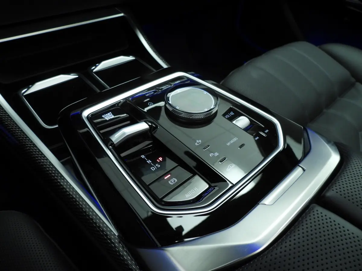 750e xDrive | M-Sportpakket | LED | HUD | Active cruise | Panoramadak | Active steering | Chrome line | DAB | Bowers & Wilkins sound | Alu 20 inch