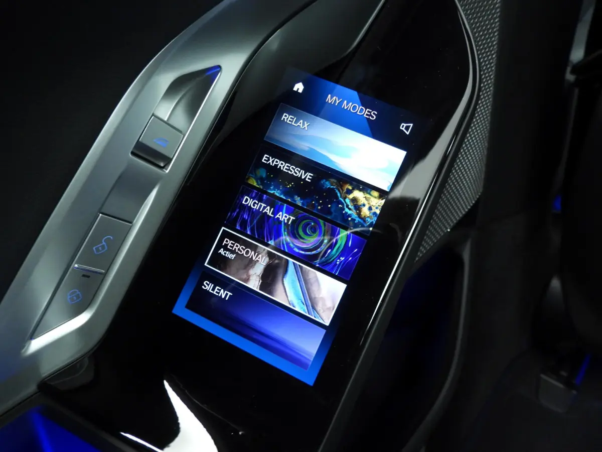 750e xDrive | M-Sportpakket | LED | HUD | Active cruise | Panoramadak | Active steering | Chrome line | DAB | Bowers & Wilkins sound | Alu 20 inch