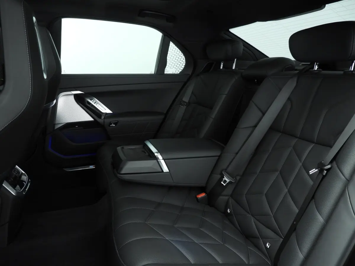 750e xDrive | M-Sportpakket | LED | HUD | Active cruise | Panoramadak | Active steering | Chrome line | DAB | Bowers & Wilkins sound | Alu 20 inch