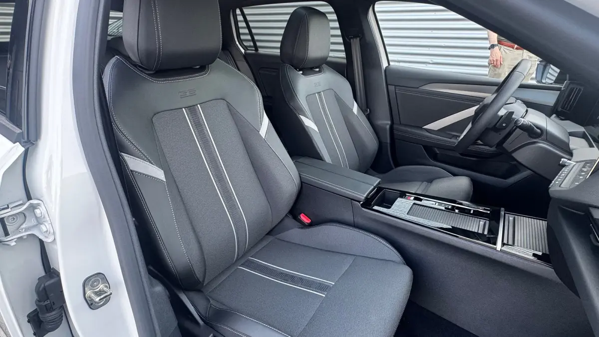 GS - Hybrid | 18" Lichtmetalen velgen bi-colour met grijze accenten, Pentagon | Black pack voor het exterieur | Comfort pakket GS | Voorraadvoordeel !