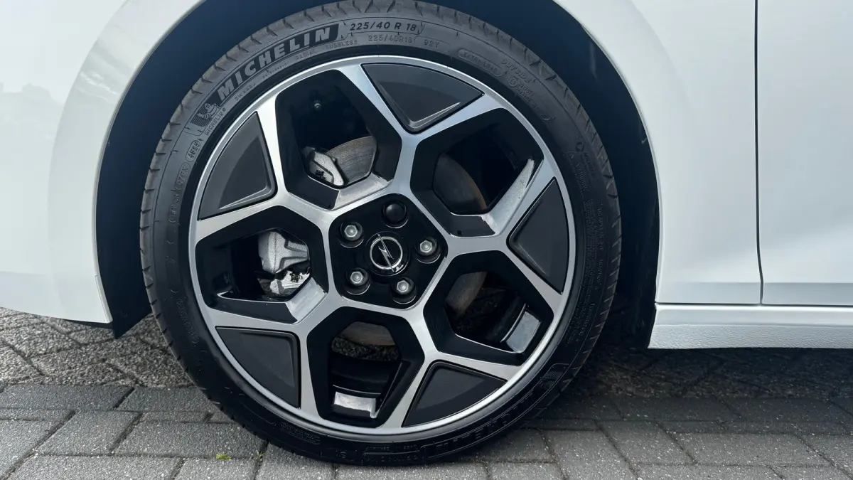 GS - Hybrid | 18" Lichtmetalen velgen bi-colour met grijze accenten, Pentagon | Black pack voor het exterieur | Comfort pakket GS | Voorraadvoordeel !