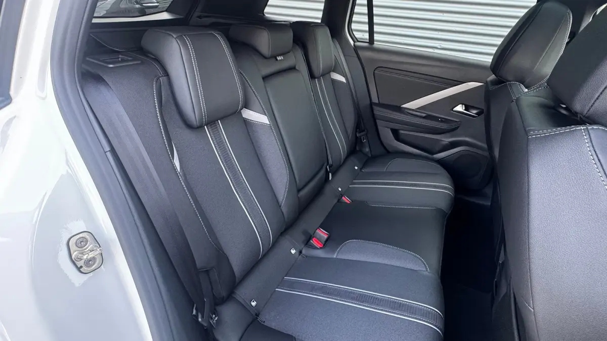 GS - Hybrid | 18" Lichtmetalen velgen bi-colour met grijze accenten, Pentagon | Black pack voor het exterieur | Comfort pakket GS | Voorraadvoordeel !