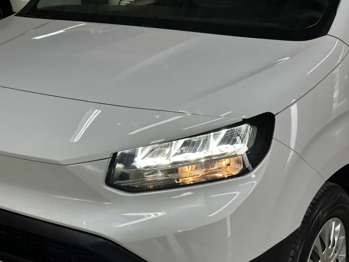 Challenger (L2) 50 kWh 136pk | 3pers. | Laadvloer | 3-fase(11kw) | Multimediascherm groot |