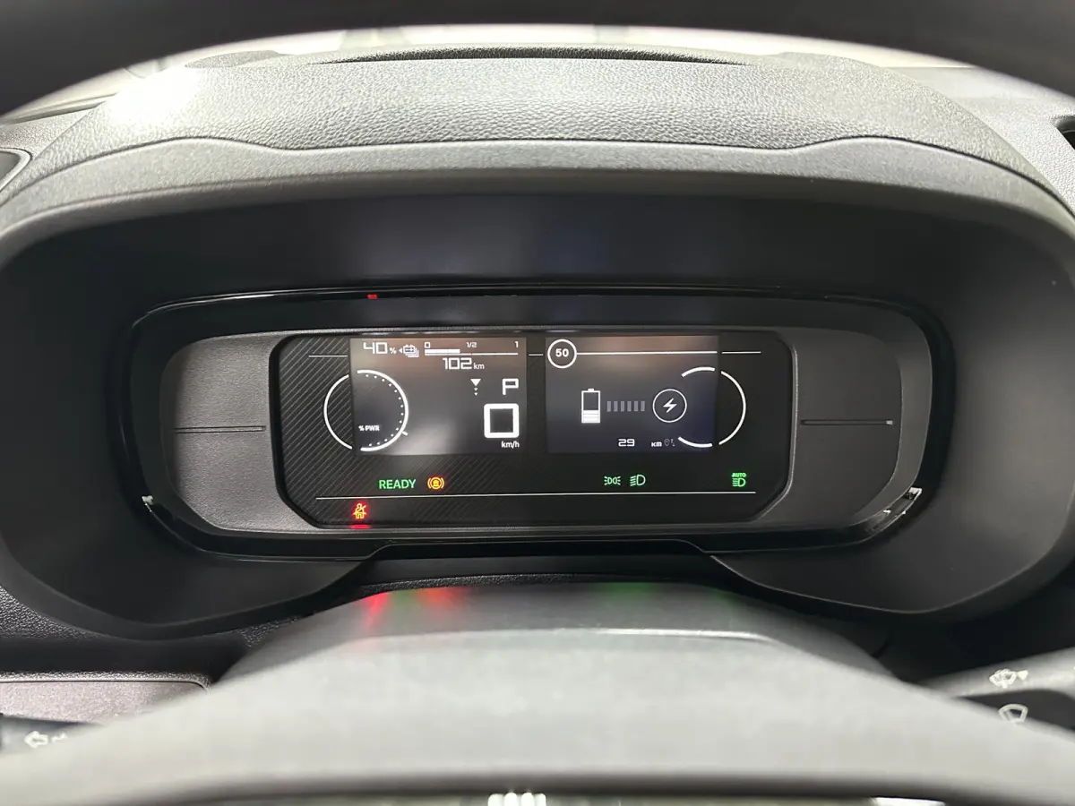 Challenger (L2) 50 kWh 136pk | 3pers. | Laadvloer | 3-fase(11kw) | Multimediascherm groot |