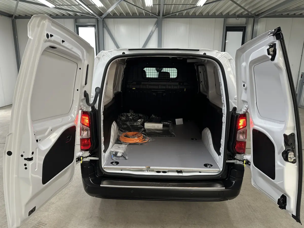 Challenger (L2) 50 kWh 136pk | 3pers. | Laadvloer | 3-fase(11kw) | Multimediascherm groot |