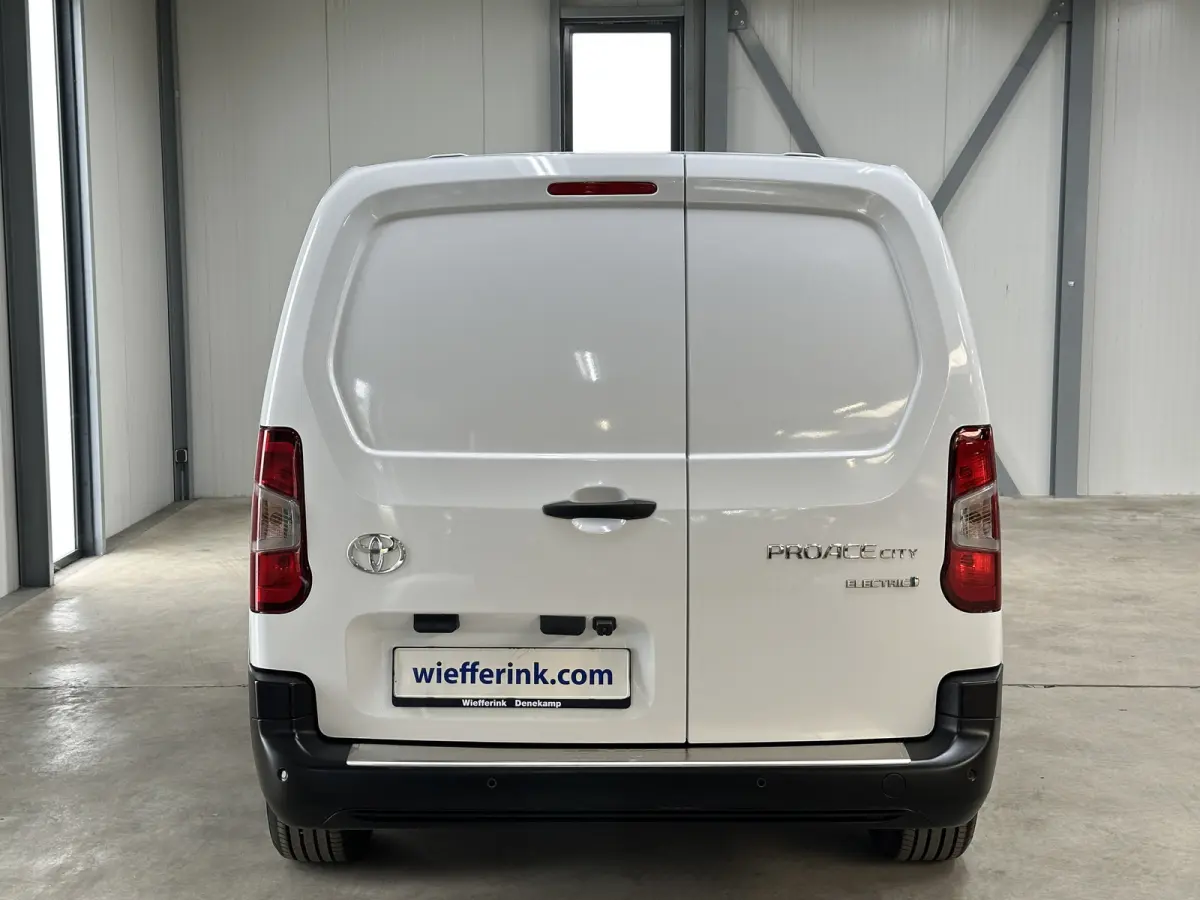 Challenger (L2) 50 kWh 136pk | 3pers. | Laadvloer | 3-fase(11kw) | Multimediascherm groot |