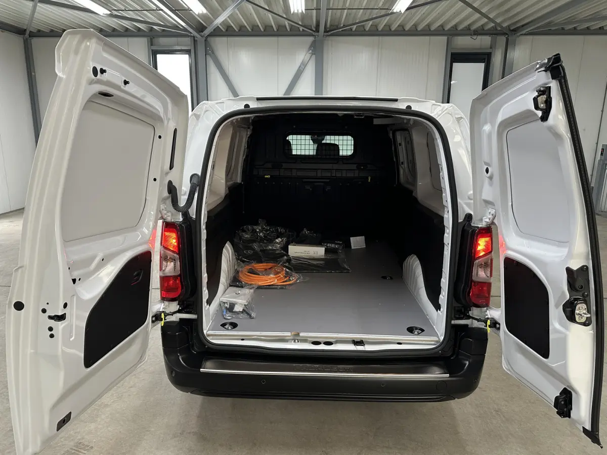 Challenger (L2) 50 kWh 136pk | 3pers. | Laadvloer | 3-fase(11kw) | Multimediascherm groot |