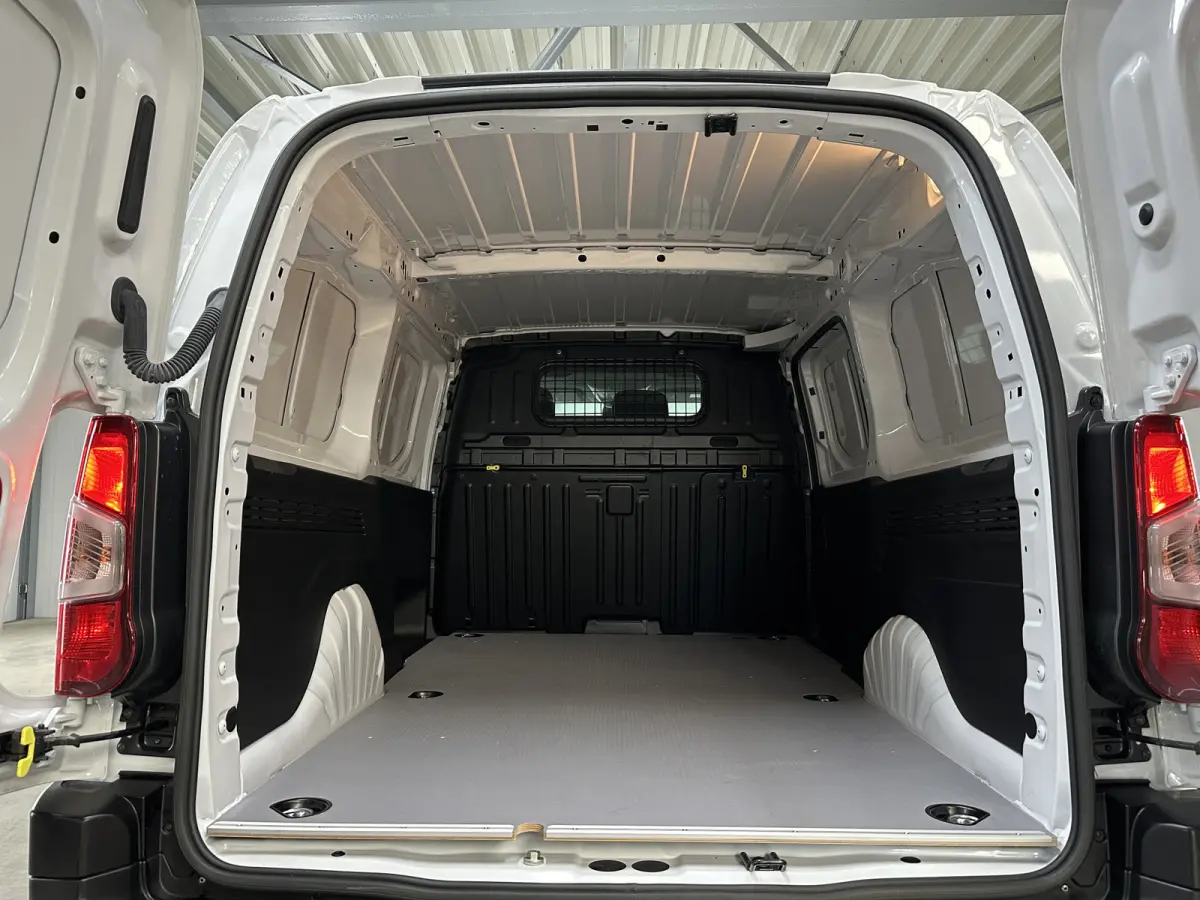 Challenger (L2) 50 kWh 136pk | 3pers. | Laadvloer | 3-fase(11kw) | Multimediascherm groot |