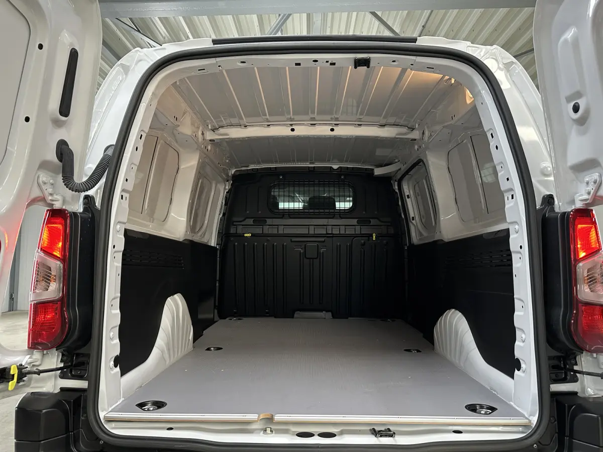 Challenger (L2) 50 kWh 136pk | 3pers. | Laadvloer | 3-fase(11kw) | Multimediascherm groot |