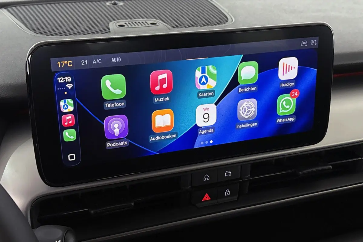 1.2 e-Hybrid Altitude Keyless JBL Camera Apple CarPlay