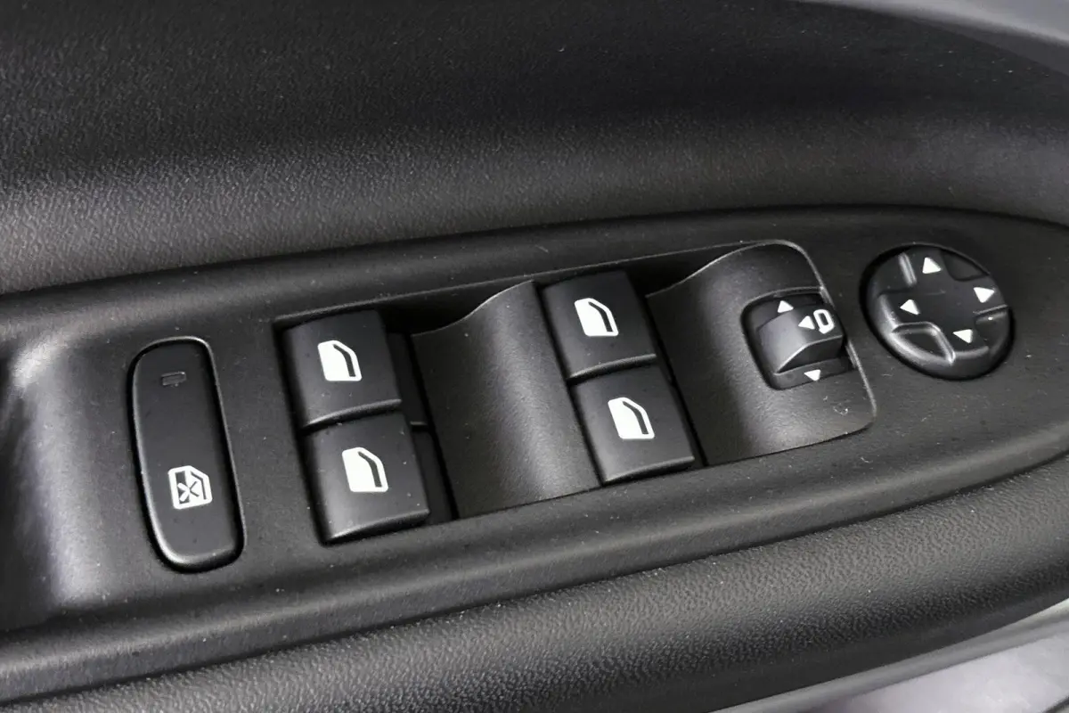 1.2 e-Hybrid Altitude Keyless JBL Camera Apple CarPlay