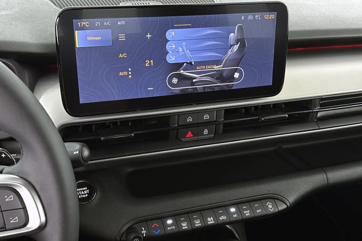1.2 e-Hybrid Altitude Keyless JBL Camera Apple CarPlay