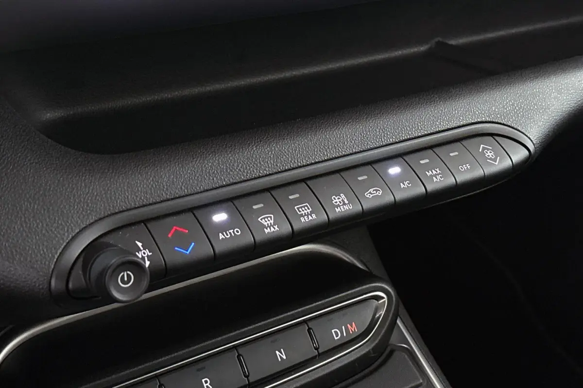 1.2 e-Hybrid Altitude Keyless JBL Camera Apple CarPlay