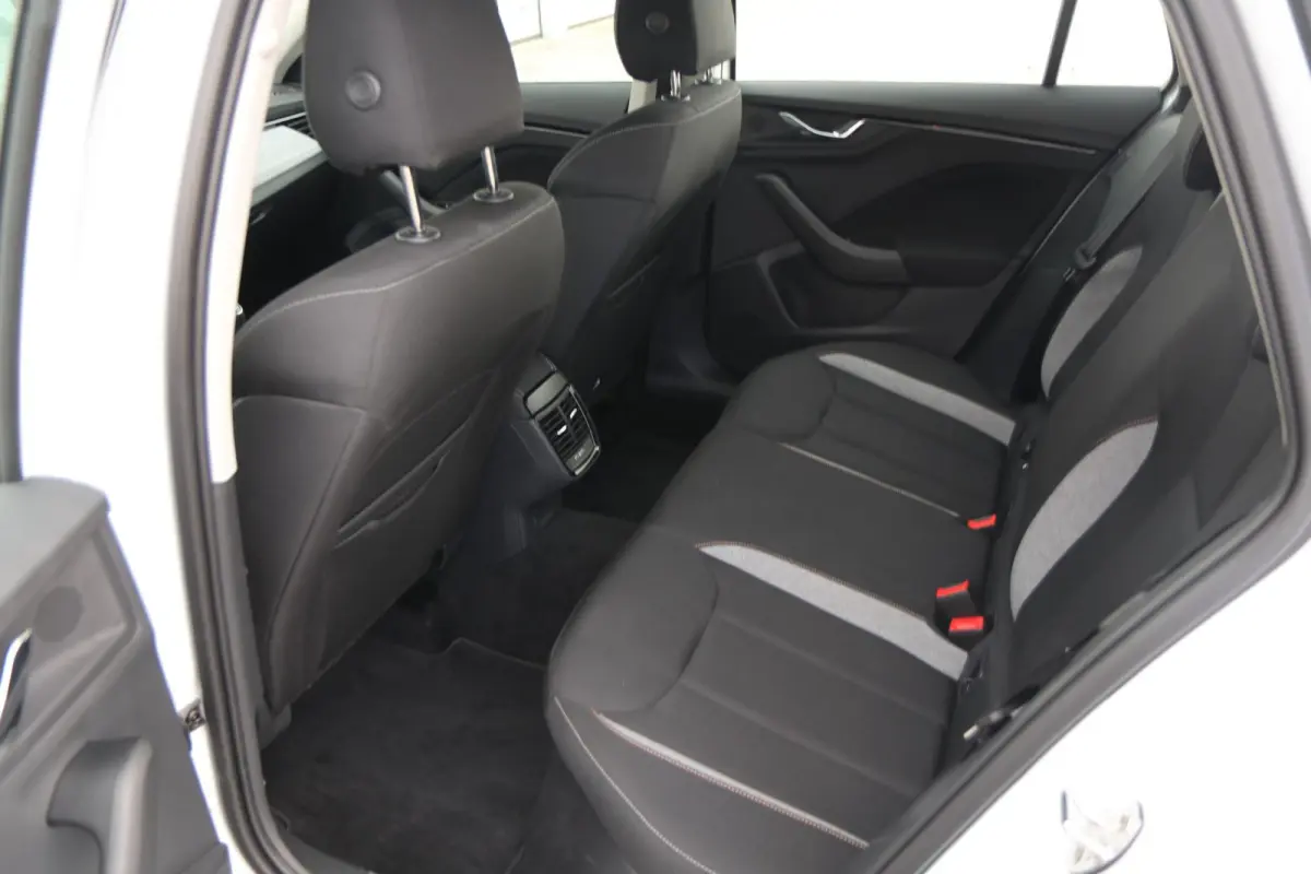 1.0 TSI 115pk Selection | Climate Control | Cruise Control | Apple CarPlay/ Android Auto | 16" Velgen