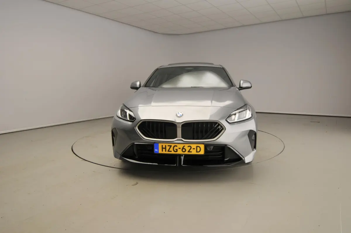 5-deurs 120 | M-Sportpakket | LED | Navigatie | Panoramadak | Sportstoelen | DAB | Alu 18 inch
