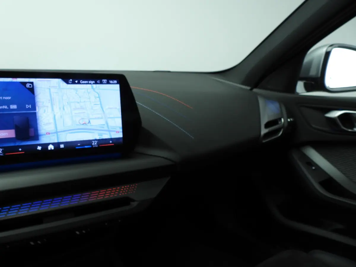 5-deurs 120 | M-Sportpakket | LED | Navigatie | Panoramadak | Sportstoelen | DAB | Alu 18 inch