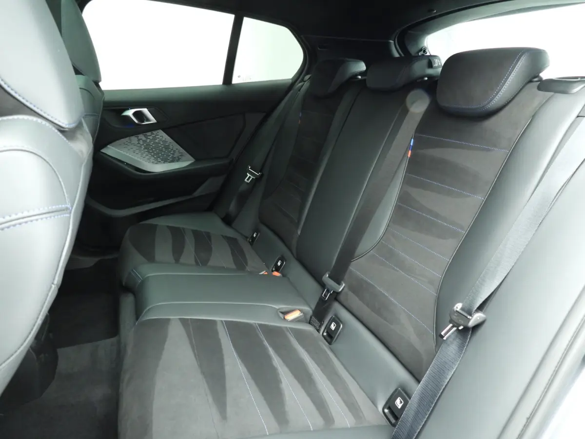 5-deurs 120 | M-Sportpakket | LED | Navigatie | Panoramadak | Sportstoelen | DAB | Alu 18 inch